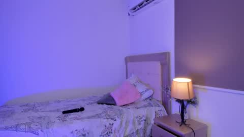 Snapshot of vale_kross chatting on December 2024 03:14:01 PM HI IM NEW online show from December 2024 03:14:01 PM