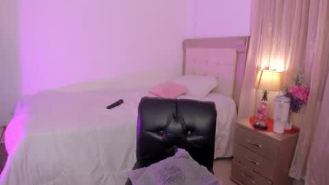 Snapshot of vale_kross chatting on January 2025 04:02:02 PM HI IM NEW online show from January 2025 04:02:02 PM