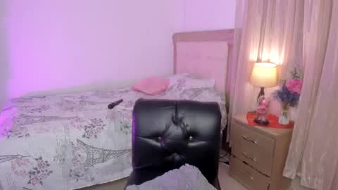 Snapshot of vale_kross chatting on March 2025 03:39:01 PM HI IM NEW online show from March 2025 03:39:01 PM