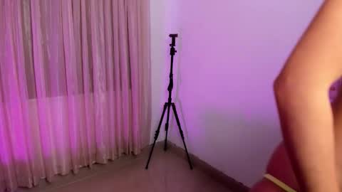 Snapshot of vale_kross chatting on December 2025 03:30:02 PM HI IM NEW online show from December 2025 03:30:02 PM