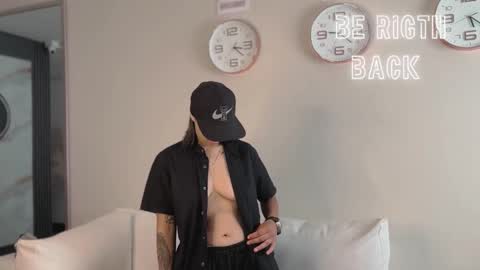 Snapshot of valen_rouse_ chatting on December 2025 12:25:02 PM Liam smith online show from December 2025 12:25:02 PM