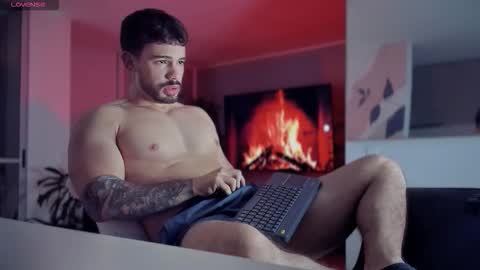 Snapshot of valenthinoking chatting on December 2025 04:19:02 AM valenthinoking online show from December 2025 04:19:02 AM