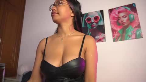 Snapshot of valentina_king18 chatting on November 2025 11:01:02 AM VALENTINA online show from November 2025 11:01:02 AM