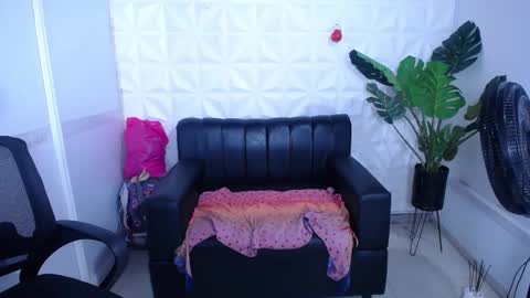 Snapshot of valentina_mature chatting on October 2025 10:10:01 PM Valentina online show from October 2025 10:10:01 PM