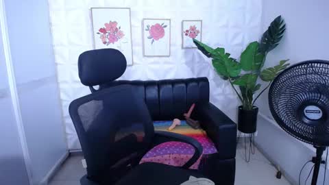 Snapshot of valentina_mature chatting on October 2025 10:00:01 PM Valentina online show from October 2025 10:00:01 PM