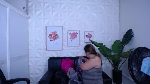 Snapshot of valentina_mature chatting on November 2025 10:44:02 PM Valentina online show from November 2025 10:44:02 PM