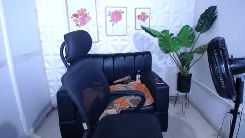 Snapshot of valentina_mature chatting on December 2025 09:47:02 AM Valentina online show from December 2025 09:47:02 AM