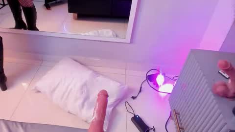 Snapshot of valentine_mia_ chatting on October 2025 10:22:02 PM Mia online show from October 2025 10:22:02 PM