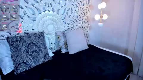 Snapshot of valeria_restrepo chatting on June 2026 11:47:01 AM Valeria online show from June 2026 11:47:01 AM