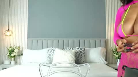 Carla online show from October 2025 11:40:01 AM