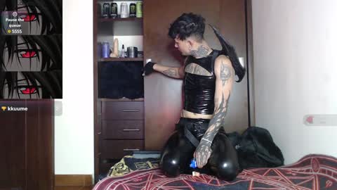 Snapshot of vampiredavyd chatting on January 2025 12:03:01 AM david guzman i model independenthelp me with a thumbs up online show from January 2025 12:03:01 AM