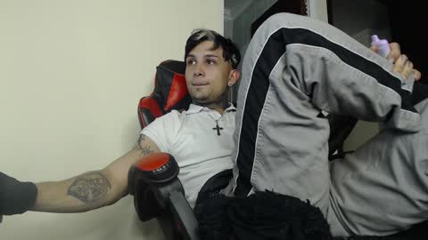 Snapshot of vampiredavyd chatting on January 2025 11:51:01 PM david guzman i model independenthelp me with a thumbs up online show from January 2025 11:51:01 PM