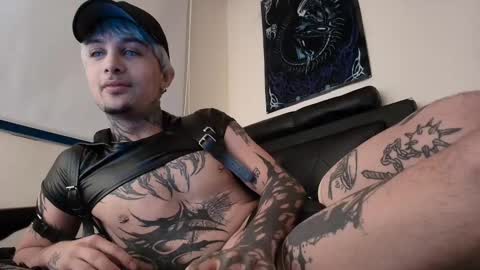 Snapshot of vampiredavyd chatting on February 2025 01:36:01 AM david guzman i model independenthelp me with a thumbs up online show from February 2025 01:36:01 AM