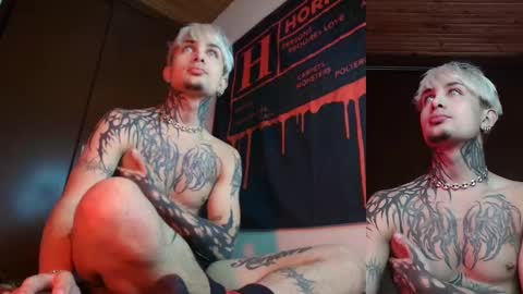 Snapshot of vampiredavyd chatting on February 2025 04:03:02 AM david guzman i model independenthelp me with a thumbs up online show from February 2025 04:03:02 AM