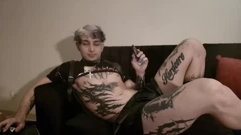 Snapshot of vampiredavyd chatting on March 2025 02:25:01 AM david guzman i model independenthelp me with a thumbs up online show from March 2025 02:25:01 AM