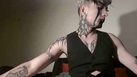 Snapshot of vampiredavyd chatting on March 2025 03:08:01 AM david guzman i model independenthelp me with a thumbs up online show from March 2025 03:08:01 AM