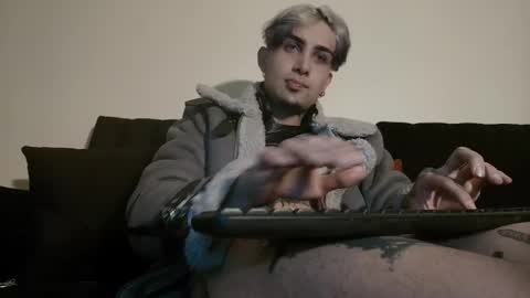 Snapshot of vampiredavyd chatting on March 2025 04:23:02 AM david guzman i model independenthelp me with a thumbs up online show from March 2025 04:23:02 AM