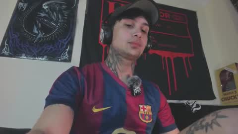 Snapshot of vampiredavyd chatting on September 2025 01:27:02 AM david guzman i model independenthelp me with a thumbs up online show from September 2025 01:27:02 AM