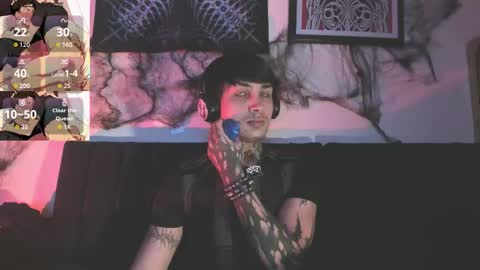 Snapshot of vampiredavyd chatting on October 2025 01:09:02 AM david guzman i model independenthelp me with a thumbs up online show from October 2025 01:09:02 AM