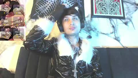 Snapshot of vampiredavyd chatting on October 2025 02:37:02 AM david guzman i model independenthelp me with a thumbs up online show from October 2025 02:37:02 AM