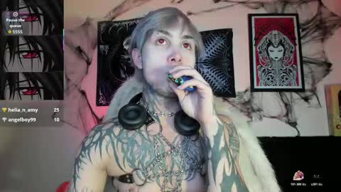 Snapshot of vampiredavyd chatting on November 2025 01:39:01 AM david guzman i model independenthelp me with a thumbs up online show from November 2025 01:39:01 AM