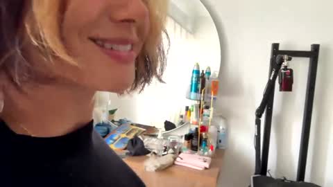 Snapshot of vanandjuani chatting on May 2026 05:22:02 PM vanessa online show from May 2026 05:22:02 PM