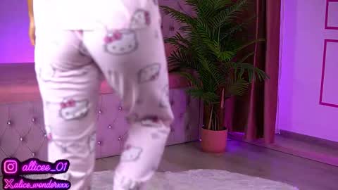 Vanessa Simon online show from September 2025 06:01:02 AM