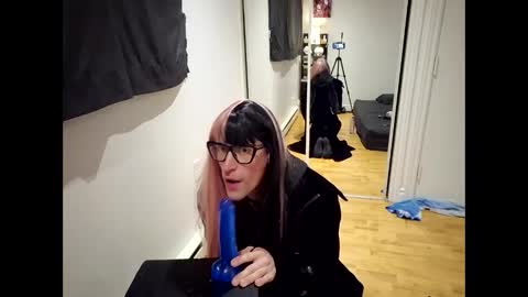 Snapshot of vanesslut_crossdress chatting on December 2025 04:28:02 AM Vanessa online show from December 2025 04:28:02 AM