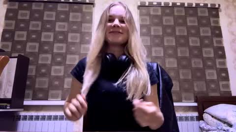 Snapshot of vaniasaisa chatting on November 2025 01:44:01 PM Saisa online show from November 2025 01:44:01 PM