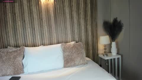 Snapshot of vannecamiel chatting on November 2025 11:32:01 AM V A N N E S A online show from November 2025 11:32:01 AM