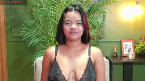 Snapshot of vannesa_sinclair chatting on June 2026 08:11:02 PM Laura online show from June 2026 08:11:02 PM