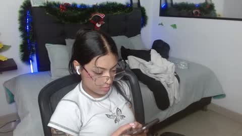 Snapshot of vannesweet_ chatting on December 2025 08:38:02 PM vane online show from December 2025 08:38:02 PM