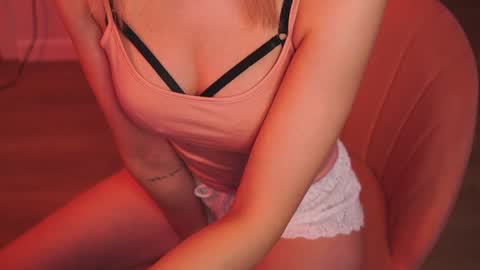 Snapshot of variety_moments chatting on December 2024 03:58:01 AM Heeeeey Im Hanna the art of tease online show from December 2024 03:58:01 AM