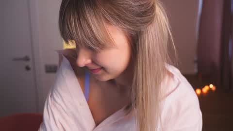 Snapshot of variety_moments chatting on December 2024 04:07:02 AM Heeeeey Im Hanna the art of tease online show from December 2024 04:07:02 AM