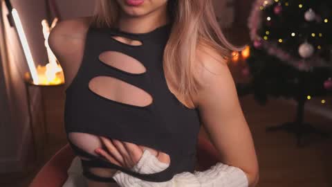 Snapshot of variety_moments chatting on December 2024 03:40:01 AM Heeeeey Im Hanna the art of tease online show from December 2024 03:40:01 AM