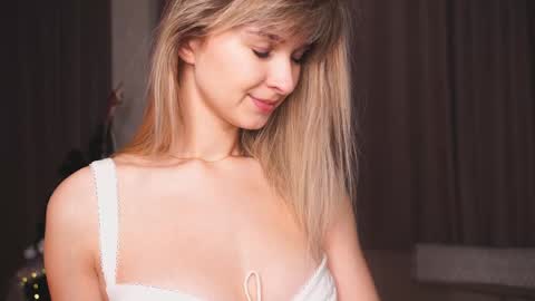 Snapshot of variety_moments chatting on December 2024 03:59:02 PM Heeeeey Im Hanna the art of tease online show from December 2024 03:59:02 PM