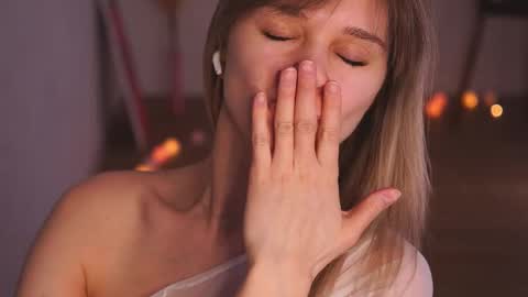 Snapshot of variety_moments chatting on February 2025 08:28:01 AM Heeeeey Im Hanna the art of tease online show from February 2025 08:28:01 AM