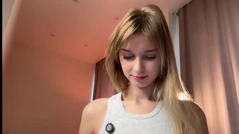 Snapshot of variety_moments chatting on November 2025 03:42:02 AM Heeeeey Im Hanna the art of tease online show from November 2025 03:42:02 AM