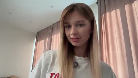 Snapshot of variety_moments chatting on December 2025 06:29:02 AM Heeeeey Im Hanna the art of tease online show from December 2025 06:29:02 AM