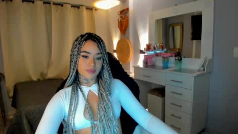 Snapshot of vayolett_bass chatting on April 2026 05:00:02 AM Vayolett Bass online show from April 2026 05:00:02 AM