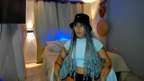 Snapshot of vayolett_bass chatting on May 2026 03:23:01 AM Vayolett Bass online show from May 2026 03:23:01 AM