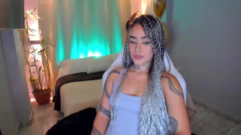 Snapshot of vayolett_bass chatting on June 2026 08:28:02 AM Vayolett Bass online show from June 2026 08:28:02 AM