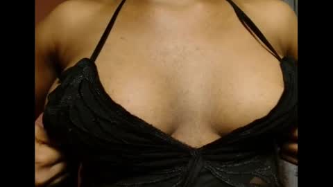 Snapshot of vee62 chatting on May 2026 01:03:01 AM vee62 online show from May 2026 01:03:01 AM
