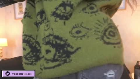 Vee Simons online show from April 2026 07:22:01 PM