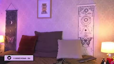Snapshot of veesimons_dh chatting on July 2026 08:24:01 PM Vee Simons online show from July 2026 08:24:01 PM
