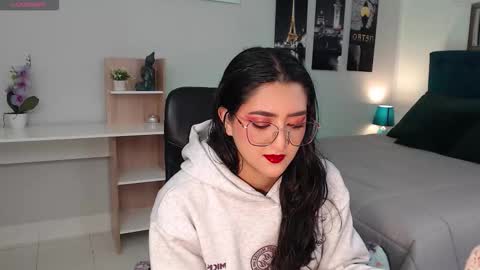 Mia online show from September 2025 12:37:01 PM