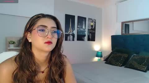 Mia online show from October 2025 12:35:02 PM