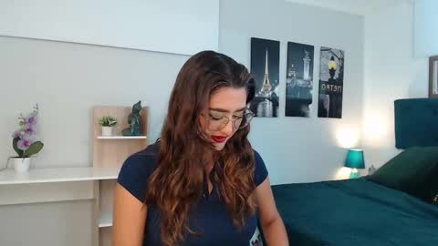 Mia online show from October 2025 12:39:01 PM