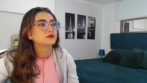 Mia online show from October 2025 12:31:01 PM