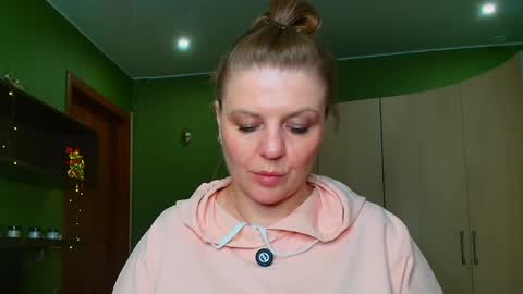 Snapshot of veronikawgold chatting on May 2026 01:57:16 AM VeronikawGold online show from May 2026 01:57:16 AM
